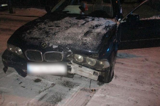 Kierowca BMW zwiewając przed policją pojechał pod prąd i staranował ogrodzenie