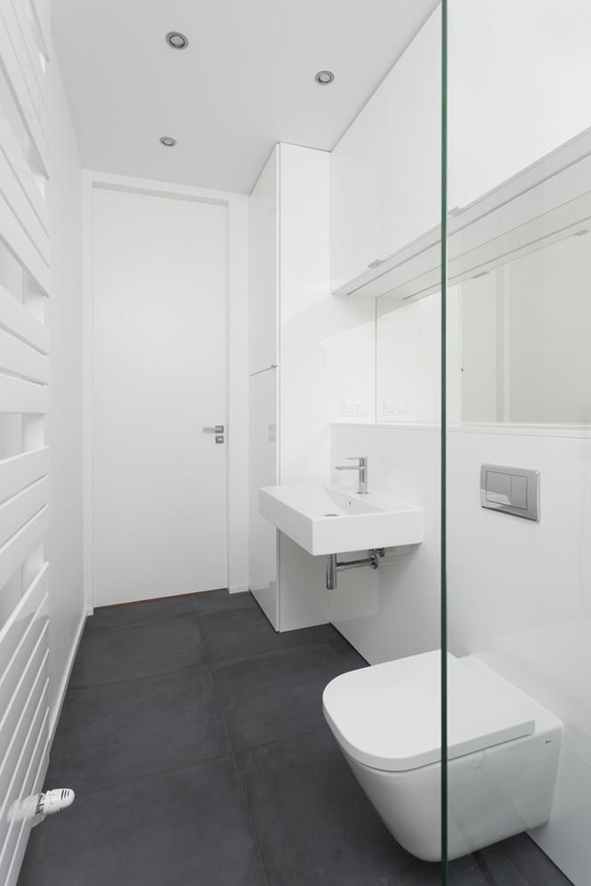 Aranżacja łazienki w stylu minimalistycznym w kamienicy