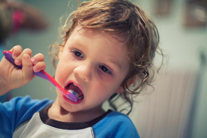 Nie pomagasz dziecku w myciu zębów? To błąd! Stomatolog zdradza, jak długo trzeba to robić 