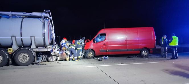 Policyjny radiowóz wbił się w cysternę. Wcześniej uderzył w niego bus
