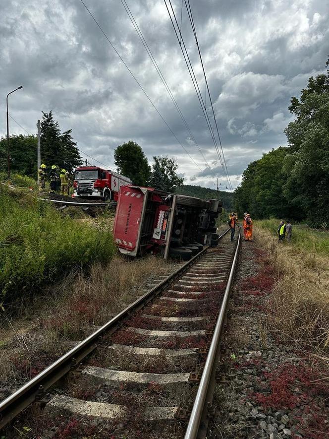 Ciężarówka spadła ze skarpy na tory kolejowe