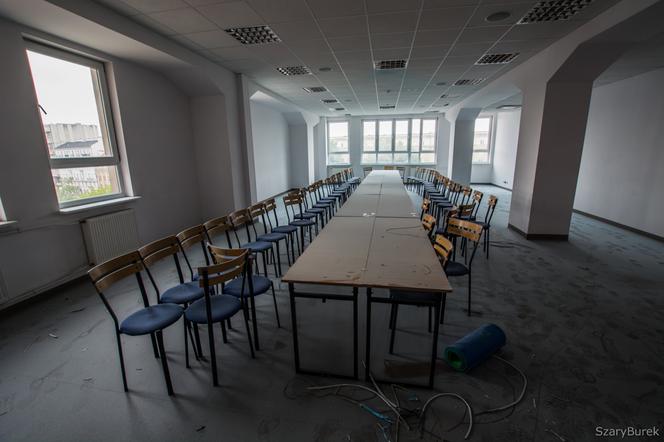 Zlikwidowana szkoła nadal straszy [GALERIA]