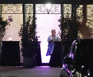 Anna Lewandowska w nocy pali elektryczne papierosy