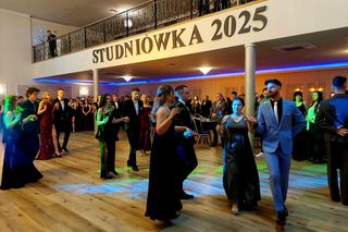Dwa polonezy na studniówce bydgoskiej Handlówki. W jednym pomogli nauczyciele