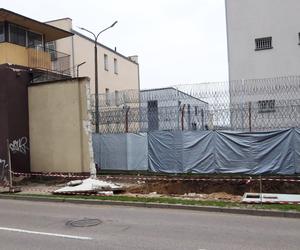 Rozbierają stary mur więzienny w Zakładzie Karnym w Iławie