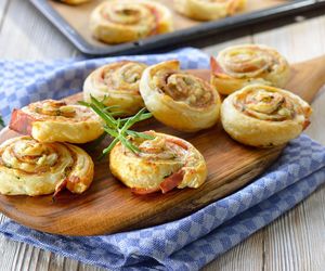 Ślimaczki z ciasta francuskiego. Efektowna przekąska na każdą okazję