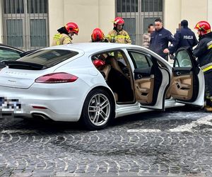 Porsche Panamera w ogniu! Pożar luksusowego auta w centrum Warszawy