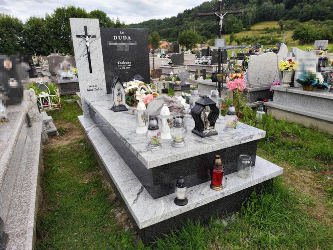 okazały grób Tadeusza D. Na cmentarzu w Kamienicy 