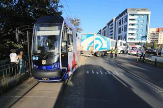 Tir zderzył się z tramwajem we Wrocławiu. 47-latek wysiadł z ciężarówki i zmarł.