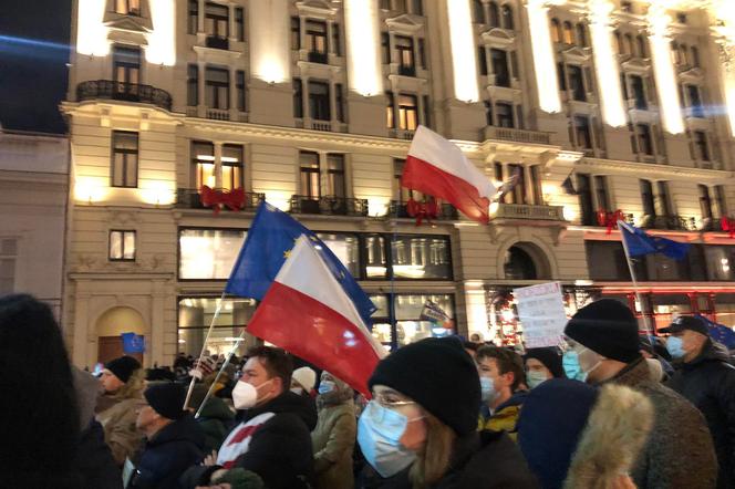 Manifecja w obronie TVN przed Pałacem Prezydenckim w Warszawie