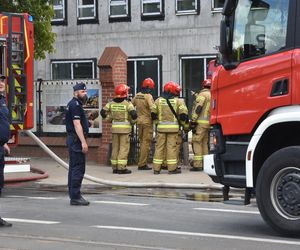 Pożar dachu budowanego budynku straży pożarnej. Zdjęcia z miejsca zdarzenia
