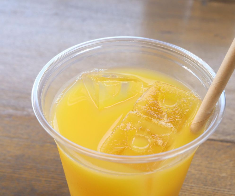 Papierowe słomki miały chronić planetę, a trują ludzi. Znaleziono w nich groźne substancje