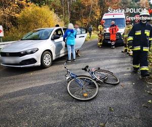 Częstochowa: Czołowe zderzenie rowerzysty z samochodem. Był kompletnie pijany