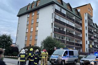 Znalazł w swojej piwnicy ogromny pocisk. Wyniósł go przed blok 