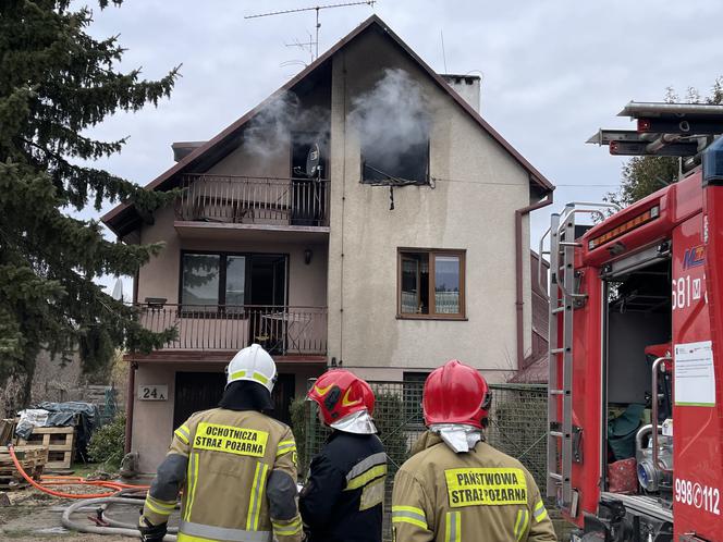 Tragedia w Kobyłce. Kobieta wyskoczyła z okna płonącego domu, jedna ofiara spłonęła żywcem