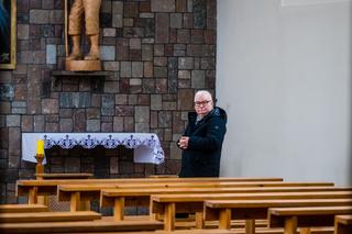 Lech Wałęsa w pustym kościele. Nie boi się koronawirusa [ZDJĘCIA]