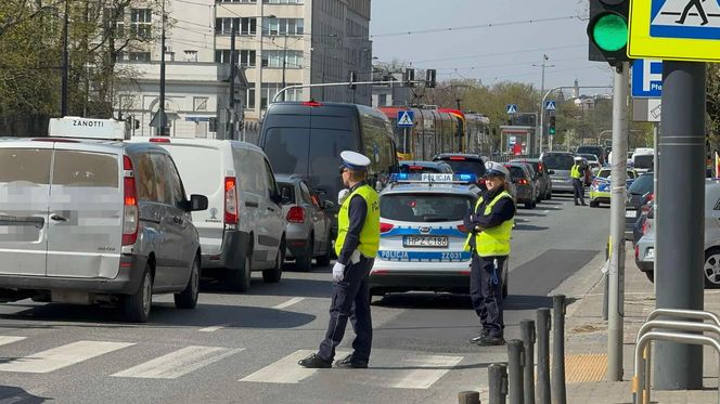 Kontrterroryści w liceum w Warszawie! Teren odgrodzony. Co się dzieje?