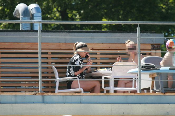 Marlena Muranowicz, wkrótce była żona Mroczka w bikini na plaży.