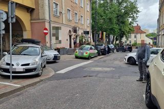 „Mistrzowie parkowania” rozjeżdżają historyczną część Olsztyna. Posypały się mandaty