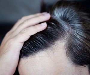 Nałóż cebulę na siwe włosy. Zapomnisz o drogich zabiegach u fryzjera