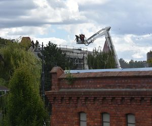 Pożar dachu budowanego budynku straży pożarnej. Zdjęcia z miejsca zdarzenia