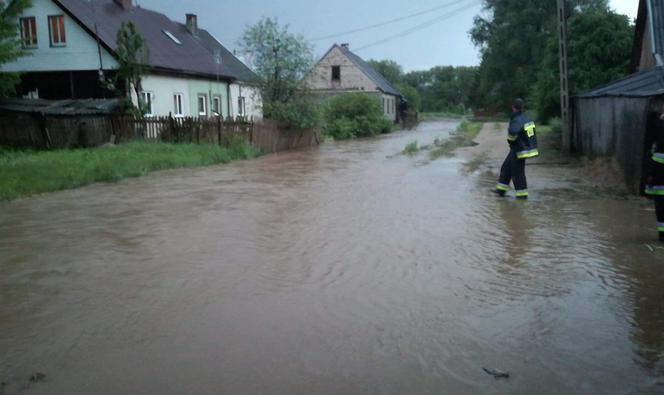 Nawałnica w Krynkach. Ulice jak rzeki, a boisko jak jezioro [ZDJĘCIA]