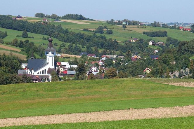 To jedna z najciekawszych wsi w Małopolsce. Jej nazwa jest owiana tajemnicą