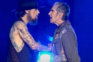 Gwiazdorzy rocka pobili się na scenie! Pozywają się nawzajem
