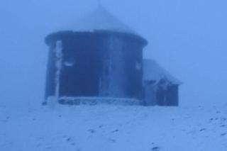 Zamieć śnieżna na Śnieżce. W Karkonoszach panują fatalne warunki pogodowe 