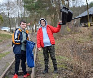 Uczniowie z ZSZ nr 3 w Starachowicach posprzątali teren przy trasie wąskotorówki. Pomógł im Starosta