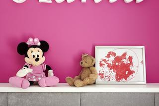 Różowa ściana w pokoju dziewczynki