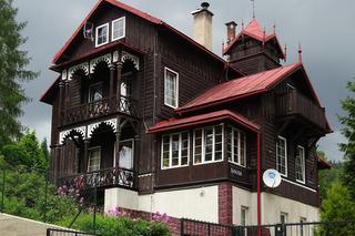 To jedna z najpiękniejszych willi w Małopolsce. Przed wojną było w niej kultowe sanatorium