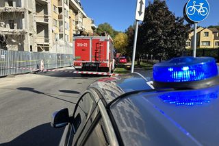 Pilna akcja służb na Ursynowie w Warszawie. Podczas rozbiórki budynku uszkodzono blok. Ewakuacja mieszkańców