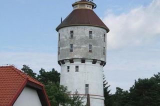 Wieża ciśnień nad jeziorem na Mazurach do wynajęcia. Kto może skorzystać z oferty?