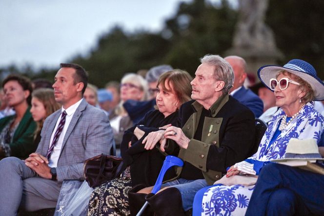 Kowboj o kulach. Tak Olbrychski wraca do zdrowia po operacji