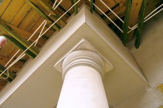 Słup betonowy lub słup drewniany. Z czego zrobić słup w domu? 
