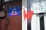 Nieznany sprawca ochlapał czerwoną farbą biuro PiS w Szczecinie
