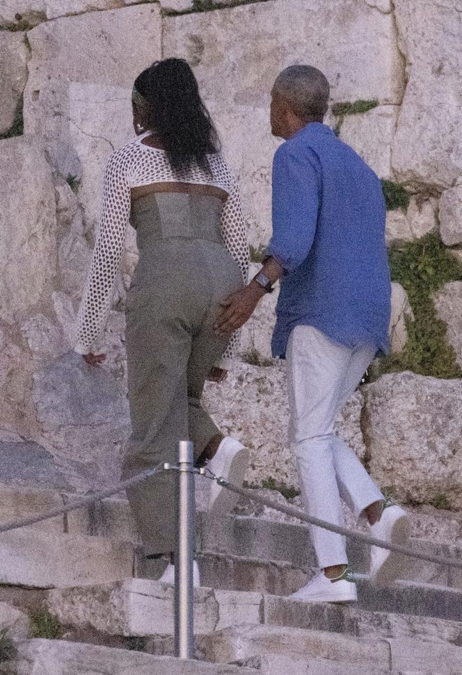Barack Obama kładzie dłoń na pośladku żony Michelle podczas wspinania się po starożytnych schodach na Akropolu w Grecji