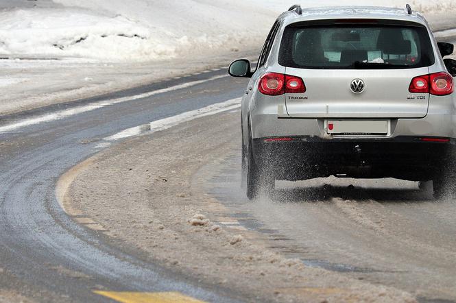 Sypnęło śniegiem na Śląsku i w Zagłębiu. Warunki na drogach trudne. Dochodzi do wypadków