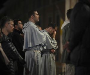 Tłumy w Watykanie. Wierni oddają hołd papieżowi Franciszkowi