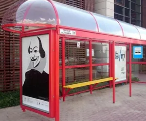 To jedyny taki przystanek autobusowy w Warszawie. Ratuje ludzkie życia