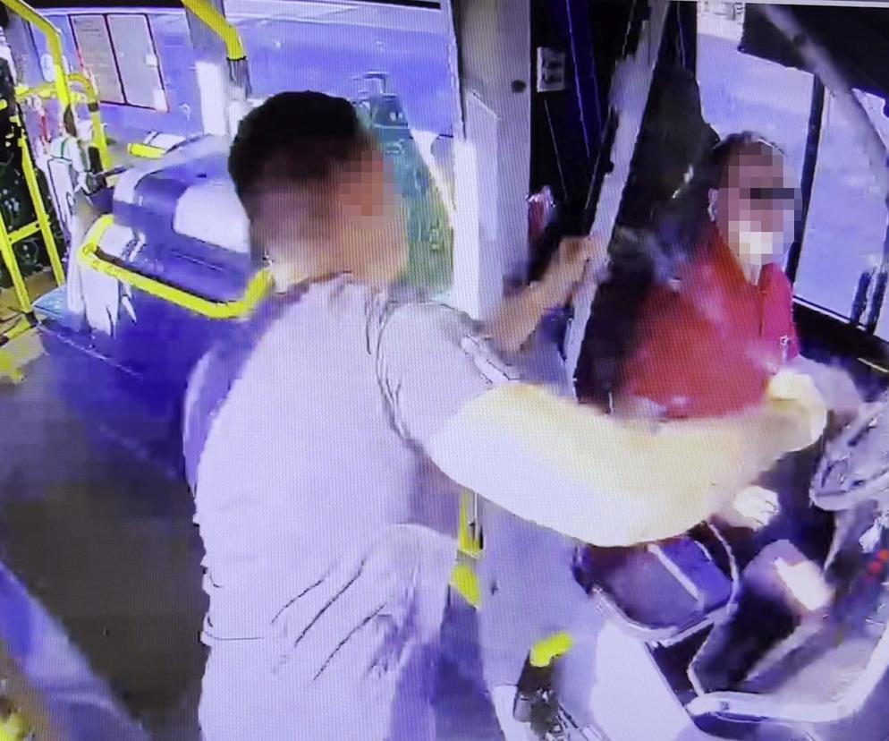 Jelenia Góra: Furiat skatował kierowcę autobusu. Wpadł w szał! Przerażające nagranie