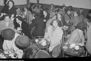 QUIZ PRL. Krem sułtański i kawa z fusami. Jak kawiarnie ratowały od szarości PRL-u? Tylko prawdziwi znawcy PRL-u zdobędą 15/15