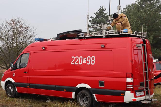 Efektowne ćwiczenia straży w Toruniu. Bus zmiażdżony przez czołg, ewakuacja spadochroniarzy i ewakuacja przysypanych osób z wykopu