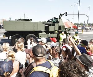 Tłumy na defiladzie wojskowej w Warszawie