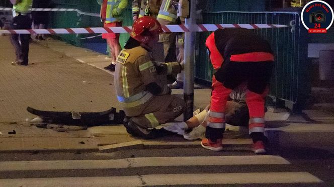 Auto spadło z kilku metrów na tory tramwajowe w Warszawie