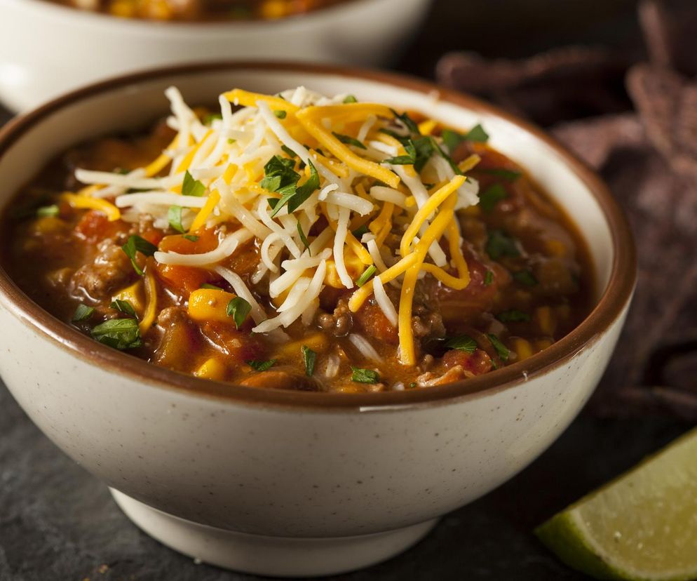 Szukasz pomysłu na szybki i sycący obiad. Chwyć za składniki i przygotuj aromatycznego kurczaka Santa Fe