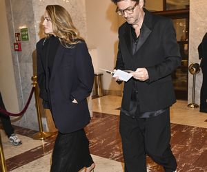 Kuba Wojewódzki z partnerką  na premierze Hamleta