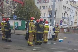 Szczecin: Kolizja przy Moście Długim. Przewróciła się karetka