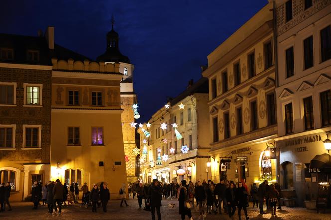 Drugi dzień świąt w centrum Lublina. Deszczowa pogoda nie odstraszyła spacerowiczów!